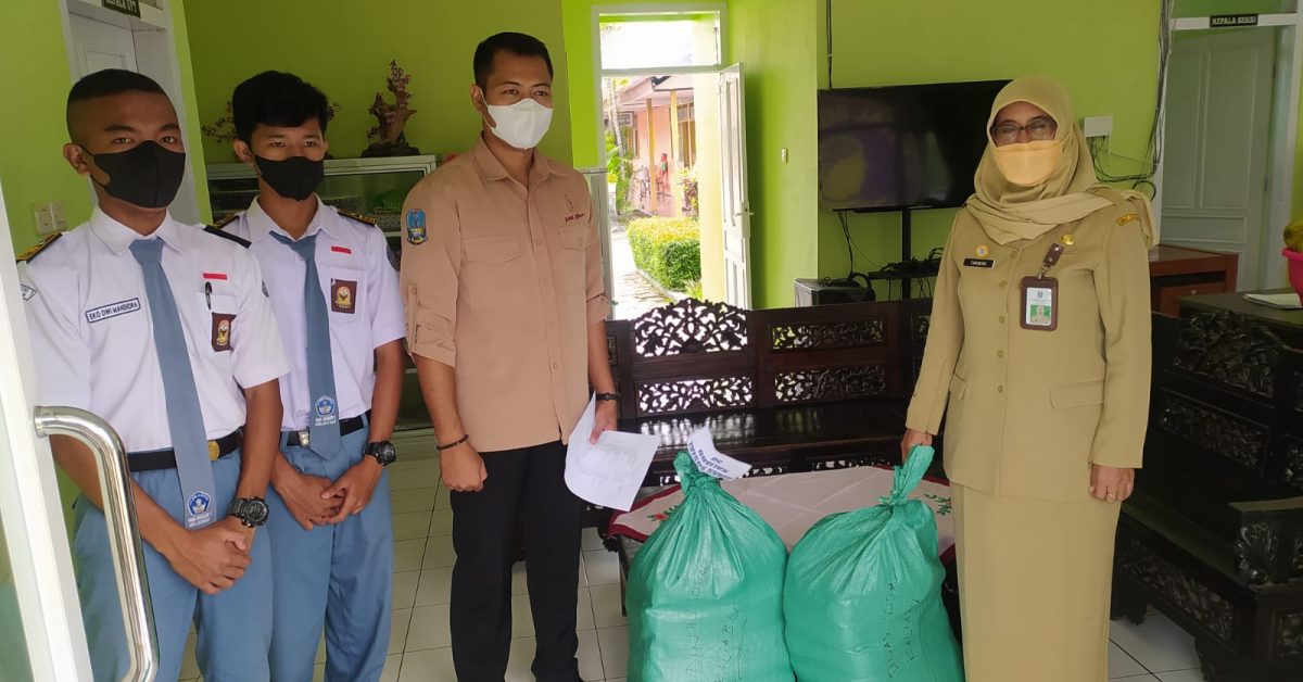 SMK Negeri 1 Mejayan Salurkan Zakat Fitrah Untuk Warga Dan Panti Asuhan