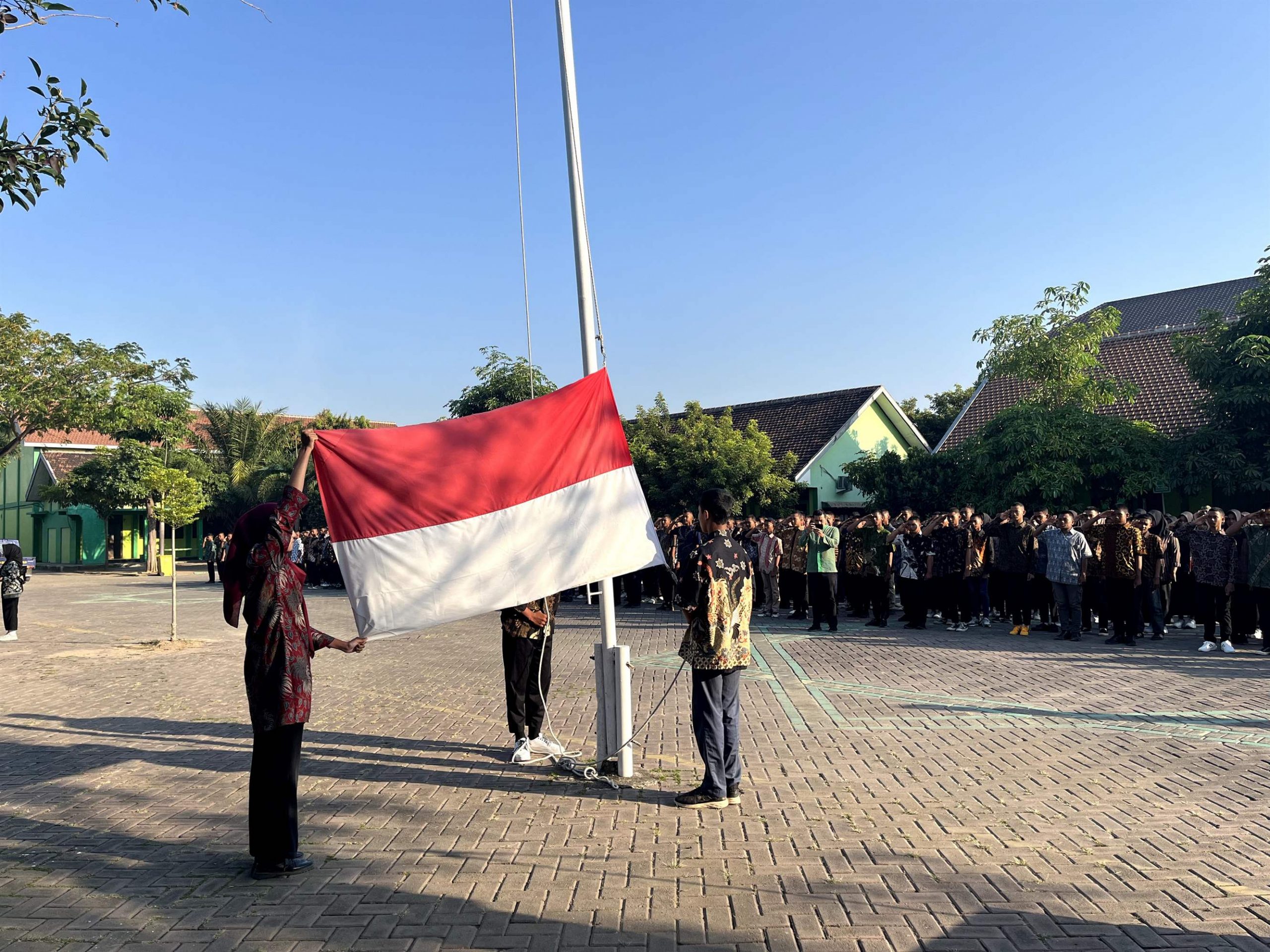 Sambut HUT RI ke-79, SMKN 1 Mejayan Gelar Upacara Bendera