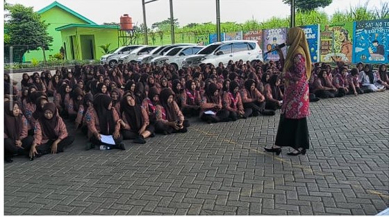 Menanam Etika, Memanen Karakter: Sosialisasi Program Keputrian SMKN 1 Mejayan di Era Literasi Digital